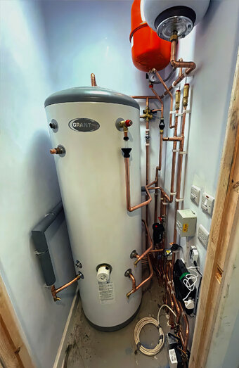 https://beaconsfieldhotwater.com.au/uploads/2025/06/gas-hot-water-system-11703.jpg